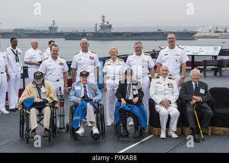 SAN DIEGO (5 juin 2017) De gauche à droite, Vice-Adm. Mike Shoemaker, commandant des Forces aériennes, navales, Adm. Scott H., Swift, commandant de la flotte américaine du Pacifique ; Vice-Adm. Nora Tyson, commandant de la Troisième flotte américaine ; Adm arrière. Tim Szymanski, commandant le commandement des opérations spéciales de la Marine ; et arrière Adm. Yancy B. Lindsey, commandant de la Marine, au sud-ouest de la région, posent pour une photo avec les anciens combattants de la Bataille de Midway durant la 75e anniversaire de la Bataille de Midway commémoration à bord du USS Midway Museum. Le 75e anniversaire commémoré tous les sacrifices qu'au cours de la Bataille de Midway. Banque D'Images