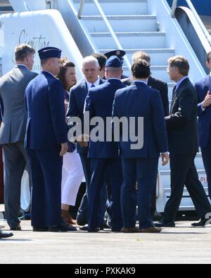 Le Colonel Gary Jones, Commandant de l'Escadre attaque 147e, et le sergent-chef en chef Michael Cornitius 147e, chef du Commandement de l'Escadre d'attaque, greet Vice-président Mike Pence à Ellington Field Joint Reserve Base à Houston le 7 juin 2017. Vice-président Pence est à Houston pour un événement à la NASA. Banque D'Images