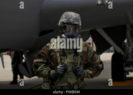 Un aviateur de la maintenance de l'US Air Force à partir de la New Jersey Air National Guard's 108th Wing s'en tient à la décontamination des KC-135 Stratotanker membres de l'équipage au cours d'un exercice à Joint Base McGuire-Dix-Lakehurst, N.J., le 7 juin 2017. Cette photo a été prise avec un objectif Tilt-shift. Banque D'Images