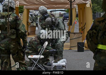 Les cadres supérieurs de l'US Air Force Airman Kimberly Moncayo, un perchman avec la 108e Escadre, est traitée par l'équipage de l'aire de contrôle de la contamination au cours d'un exercice à Joint Base McGuire-Dix-Lakehurst, N.J., le 7 juin 2017. Banque D'Images