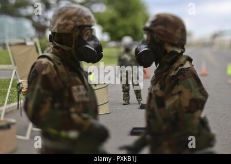 L'équipement de vol des équipages navigants du New Jersey Air National Guard's 108th Wing de se parler à l'équipage de l'aire de contrôle de la contamination au cours d'un exercice à Joint Base McGuire-Dix-Lakehurst, N.J., le 7 juin 2017. Banque D'Images