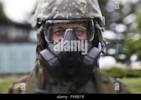 Une 108e escadre aérienne du Canada représente un portrait à l'équipage de l'aire de contrôle de la contamination au cours d'un exercice à Joint Base McGuire-Dix-Lakehurst, N.J., le 7 juin 2017. Cette photo a été prise avec un objectif Tilt-shift. Banque D'Images