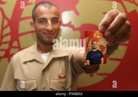 Pvt. Mohammad Nadir est titulaire d'une photo de lui quand il était un futur à Marine Corps Marine Poste Recrutement Anaheim, Juin 1, 2017. Nadir a obtenu son diplôme de Marine Corps Recruter Depot San Diego le 26 mai 2017, et permettra de former à devenir un fantassin. Nadir s'installe aux États-Unis en 2014 avec un visa d'immigration spéciales après avoir travaillé pendant trois ans en tant qu'interprète avec la Force internationale d'assistance dans le district de Sangin de la province d'Helmand, en Afghanistan. Banque D'Images