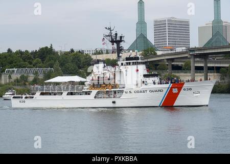 PORTLAND (Orégon, le 7 juin 2017) - La coupe d'endurance moyenne (WMEC-630) Alerte arrive à Portland pour la semaine du Festival. Le festival de Portland et la Fleet Week sont une célébration de la mer avec des services marins, marines, et les membres de la Garde côtière des États-Unis et du Canada faisant de la ville un port d'escale. Banque D'Images