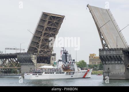 PORTLAND (Orégon, le 7 juin 2017) - La coupe d'endurance moyenne (WMEC-630) d'alerte passe sous le pont de Morrison à mesure qu'il arrive à Portland pour la semaine du Festival. Le festival de Portland et la Fleet Week sont une célébration de la mer avec des services marins, marines, et les membres de la Garde côtière des États-Unis et du Canada faisant de la ville un port d'escale. Banque D'Images