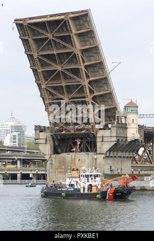 PORTLAND (Orégon, le 7 juin 2017) - (WLI Bluebell USCGC-313) arrive à Portland pour la semaine du Festival. Le festival de Portland et la Fleet Week sont une célébration de la mer avec des services marins, marines, et les membres de la Garde côtière des États-Unis et du Canada faisant de la ville un port d'escale. Banque D'Images