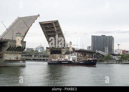 PORTLAND (Orégon, le 7 juin 2017) - Ironwood USCGC (WLI-297) arrive à Portland pour la semaine du Festival. Le festival de Portland et la Fleet Week sont une célébration de la mer avec des services marins, marines, et les membres de la Garde côtière des États-Unis et du Canada faisant de la ville un port d'escale. Banque D'Images