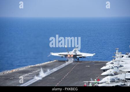 Mer Méditerranée (6 juin 2017) l'EA-18G Growler attaché à la "Lancers" de l'Escadron d'attaque électronique (VAQ) 131 lance sur le porte-avions USS George H. W. Bush (CVN 77). Le George H. W. Groupe aéronaval du Bush mène des opérations navales dans la sixième flotte américaine zone d'opérations à l'appui des intérêts de sécurité nationale. Banque D'Images