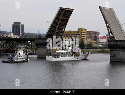 PORTLAND, OREGON (7 juin 2017) La coupe d'endurance moyen d'alerte (WMEC USCGC 630) arrive à la rivière Portland Rose Festival de la Fleet Week. Le festival de Portland et la Fleet Week sont une célébration de la mer avec des services marins, marines, et les membres de la Garde côtière des États-Unis et du Canada faisant de la ville un port d'escale. Banque D'Images