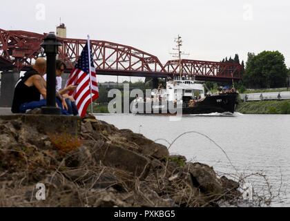 PORTLAND, OREGON (7 juin 2017) montre que les civils (297 Ironwood USCGC WLB) arrive à la rivière Portland Rose Festival de la Fleet Week. Le festival de Portland et la Fleet Week sont une célébration de la mer avec des services marins, marines, et les membres de la Garde côtière des États-Unis et du Canada faisant de la ville un port d'escale. Banque D'Images