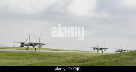 U.S. Air Force F-15 Eagle affecté à la 67e Escadron de chasse taxi en bas de la piste le 7 juin 2017, à Kadena Air Base, au Japon. La 67e FS est l'un des deux F-15 Eagle de l'USAF dans le sud-est de l'Asie- Pacifique zone d'opérations. Banque D'Images