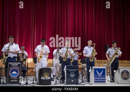 Artistes de concert Big Band mixte jouer la chanson, "lapin", le 7 juin 2017, au ministère japonais de la Défense, Tokyo, Japon. Le Big Band mixte comprenait 20 membres des forces japonaises et américaines, à travers cinq groupes différents : la bande de Tokyo, Japon le pied marin d auto-défense de l'air bande centrale, de l'armée américaine Japon Band Camp Zama (7e Flotte de la Marine américaine et de la U.S. Air Force Band du Pacifique. Banque D'Images