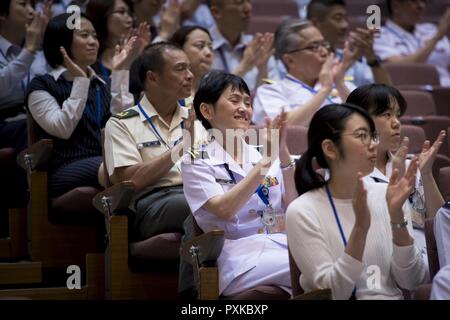 Les membres de l'auditoire applaudir la performance lors d'un concert Big Band mixte, le 7 juin 2017, au ministère japonais de la Défense, Tokyo, Japon. Le Big Band mixte est prévu d'effectuer dans les écoles à Tokyo pour montrer comment la musique peut traverser les barrières culturelles et démontrer la coopération et d'amitié entre le Japon et l'armée américaine. Banque D'Images