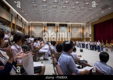 Lors d'un concert des membres de l'auditoire applaudir avec le groupe en tant qu'ils jouent la chanson, "Quand les Saints viennent marcher dans," le 7 juin 2017, au ministère japonais de la Défense, Tokyo, Japon. Le Big Band mixte comprenait 20 membres des forces japonaises et américaines à partir de l'ensemble de cinq groupes différents : la bande de Tokyo, Japon le pied marin d auto-défense de l'air bande centrale, de l'armée américaine Japon Band Camp Zama (7e Flotte de la Marine américaine et de la U.S. Air Force Band du Pacifique. Banque D'Images