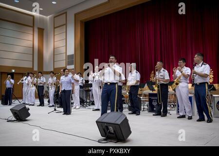 Un big band joue la chanson, "Quand les Saints viennent marcher dans," le 7 juin 2017, au ministère japonais de la Défense, Tokyo, Japon. Le Big Band mixte comprenait 20 membres des forces japonaises et américaines à partir de l'ensemble de cinq groupes différents : la bande de Tokyo, Japon le pied marin d auto-défense de l'air bande centrale, de l'armée américaine Japon Band Camp Zama (7e Flotte de la Marine américaine et de la U.S. Air Force Band du Pacifique. Banque D'Images