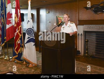 7 Portland, Oregon (7 juin 2017) Vice-amiral. Nora Tyson, commandant du 3e Flotte, donne ouverture au cours de la Ligue navale et Athletic Club réception de bienvenue, qui a eu lieu au cours de Portland Rose Festival Fleet Week 2017. Le festival de Portland et la Fleet Week sont une célébration de la mer avec des services marins, marines, et des Gardes Côtes des États-Unis et du Canada faisant de la ville un port d'escale. Banque D'Images