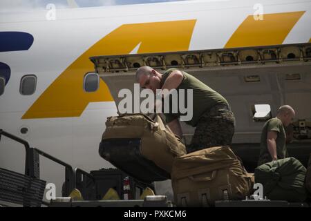 Lance le Cpl. Daniel M. Howard, un électricien de la base logistique de l'élément de combat air-sol marin à des fins spéciales, Task Force - région sud, décharge couronne à partir d'un Boeing 767 de l'avion après l'atterrissage à la base aérienne de Soto Cano, Honduras, 1 juin 2017. Le corps principal de l'SPMAGTF-SC est arrivé au Honduras pour commencer leur déploiement de six mois dans l'Amérique centrale. Le groupe de travail, constitué d'environ 300 Marines des deux composants d'active et de réserve, sera exploitée à Belize, El Salvador, Guatemala et Honduras de juin à novembre pour mener des projets d'ingénierie et de sécurité s'appuient sur coop Banque D'Images