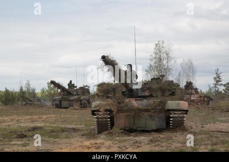 Les soldats de l'Armée de terre polonaise l'exploitation PT-91 Twardy réservoirs pendant Sabre Grève à Adazi, la Lettonie, le 4 juin. Le programme d'exercice grève Sabre facilite la coopération et améliore la capacité opérationnelle conjointe à une grande variété de missions et préparer les nations participantes et les unités pour les opérations futures, tout en renforçant l'Alliance de l'OTAN. Banque D'Images