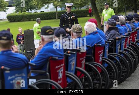 Le capitaine Gregory Jurshak, commandant de peloton, U.S. Marine Corps, silencieuse parle aux anciens combattants avec l'ancienne gloire honneur vol au nord-est du Wisconsin, Mission 40, au Marine Corps War Memorial, Arlington, Va., le 7 juin 2017. Ancienne gloire honneur vol est dédié au transport de la seconde guerre mondiale et locale des anciens combattants de la guerre de Corée pour visiter monuments construit pour rendre hommage aux membres du service qui se sont battus pour notre pays. Banque D'Images