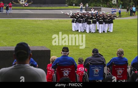 Le Corps des Marines des États-Unis effectue silencieuse pour l'ancien gloire honneur vol au nord-est du Wisconsin, Mission 40, au Marine Corps War Memorial, Arlington, Va., le 7 juin 2017. Ancienne gloire honneur vol est dédié au transport de la seconde guerre mondiale et locale des anciens combattants de la guerre de Corée pour visiter monuments construit pour rendre hommage aux membres du service qui se sont battus pour notre pays. Banque D'Images