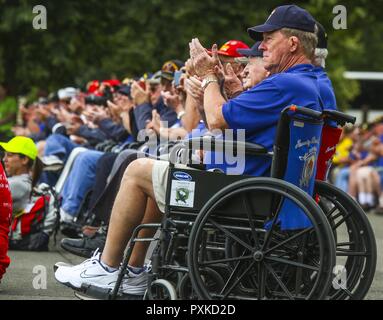 Anciens combattants par l'ancienne gloire honneur vol au nord-est du Wisconsin, Mission 40, applaudir lors d'une performance par les membres du Corps des Marines des États-Unis à silencieuse de la Marine Corps War Memorial, Arlington, Va., le 7 juin 2017. Ancienne gloire honneur vol est dédié au transport de la seconde guerre mondiale et locale des anciens combattants de la guerre de Corée pour visiter monuments construit pour rendre hommage aux membres du service qui se sont battus pour notre pays. Banque D'Images