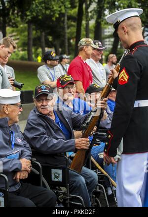 Les membres du Corps des Marines américains silencieuse de rencontrer et saluer les anciens combattants avec l'ancienne gloire honneur vol au nord-est du Wisconsin, Mission 40, après leur performance à la Marine Corps War Memorial, Arlington, Va., le 7 juin 2017. Ancienne gloire honneur vol est dédié au transport de la seconde guerre mondiale et locale des anciens combattants de la guerre de Corée pour visiter monuments construit pour rendre hommage aux membres du service qui se sont battus pour notre pays. Banque D'Images