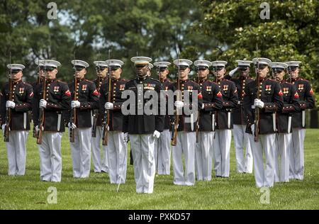 Marines avec premier peloton, Compagnie Bravo, rendre tous les honneurs honneurs lors d'un enterrement au Cimetière National d'Arlington, en Virginie, le 8 juin 2017. Washington Marine Barracks abrite le Marines qui fournissent le support pour toutes les funérailles du Marine Corps et beaucoup de hauts responsables du gouvernement dans la région de Capitol de funérailles. Banque D'Images