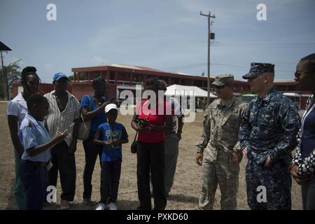 United States Navy Réserver le Lieutenant Daniel Marciniak de Medina, New York et United States Army Réserver SPC. Mark Gotthardt, de Brooksville, Floride, répondre aux questions des étudiants Onri St. Stevens lors d'un Salankey les relations communautaires (COMREL) à bord de l'événement. Base de Paragon Les étudiants ont visité la base de participer à un événement 2017 Tradewinds COMREL qui permettait aux enfants des écoles locales pour rencontrer les membres des forces armées de plusieurs pays participants, leur poser des questions. Tradewinds est un exercice combiné mixte, menée en collaboration avec les pays partenaires pour améliorer la convention collective pdtpe Banque D'Images