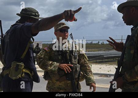 Le sergent de la Garde nationale de Floride. Hector Hernandez de la compagnie C du 1er Bataillon, 124e Régiment d'infanterie et un natif de Miami, Floride, l'écoute d'un rapport de la situation des Forces de défense et à la police de la Barbade au cours de 2017, les membres du 04/09 juin 8.. Militaires et civils de plus de 20 pays participent à l'exercice de cette année à la Barbade et Trinité-et-Tobago qui se déroule du 6 au 17 juin 2017. Tradewinds est un exercice combiné mixte, menée en collaboration avec les pays partenaires pour améliorer la capacité collective des forces de défense et de lutte contre le terrorisme et constabularies transnationa Banque D'Images