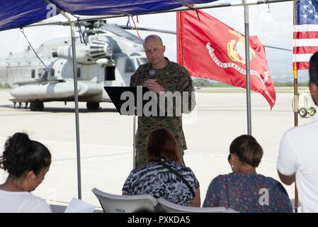 Le colonel Michael C. Samarov, commandant de la Marine à des fins spéciales du Groupe de travail air-sol - région Sud, parle aux médias locaux pendant une journée des médias à la base aérienne de Soto Cano, le Honduras, le 6 juin 2017. Le corps principal de l'SPMAGTF-SC est arrivé au Honduras le 1 juin 2017, pour commencer leur déploiement de six mois dans l'Amérique centrale. L'Unité a organisé une journée des médias de rencontrer des membres de la presse locale et partager la mission et les activités d'SPMAGTF-SC avec le public. Banque D'Images