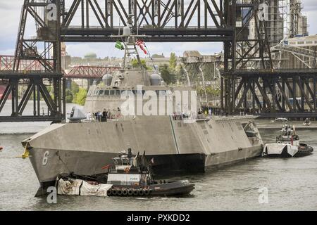 PORTLAND (Orégon, le 8 juin 2017) - l'indépendance de classe de combat littoral USS LCS (6) Jackson arrive à Portland pour la semaine du Festival. Le festival de Portland et la Fleet Week sont une célébration de la mer avec des services marins, marines, et les membres de la Garde côtière des États-Unis et du Canada faisant de la ville un port d'escale. Banque D'Images