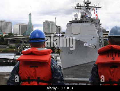 PORTLAND (Orégon, le 8 juin 2017) Les marins de l'Emory S. Land-sous-marin USS Frank offres câble (40) se préparer à amarrer le Ticonderoga classe de croiseur lance-missiles USS Bunker Hill (CG 52) qu'elle arrivera à Portland pour la semaine du Festival. Le festival de Portland et la Fleet Week sont une célébration de la mer avec des services marins, marines, et les membres de la Garde côtière des États-Unis et du Canada faisant de la ville un port d'escale. Banque D'Images