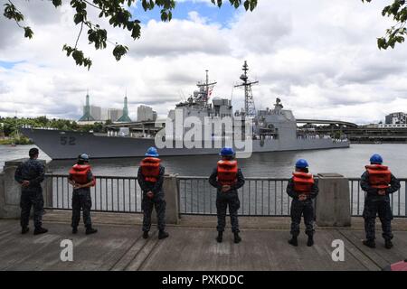 PORTLAND (Orégon, le 8 juin 2017) Les marins de l'Emory S. Land-sous-marin USS Frank offres câble (40) se préparer à amarrer le Ticonderoga classe de croiseur lance-missiles USS Bunker Hill (CG 52) qu'elle arrivera à Portland pour la semaine du Festival. Le festival de Portland et la Fleet Week sont une célébration de la mer avec des services marins, marines, et les membres de la Garde côtière des États-Unis et du Canada faisant de la ville un port d'escale. Banque D'Images