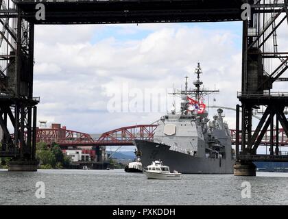 PORTLAND, OREGON (8 juin 2017) la classe Ticonderoga croiseur lance-missiles USS Bunker Hill (CG 52) arrive à la rivière Portland Rose Festival de la Fleet Week. Le festival de Portland et la Fleet Week sont une célébration de la mer avec des services marins, marines, et les membres de la Garde côtière des États-Unis et du Canada faisant de la ville un port d'escale. Banque D'Images