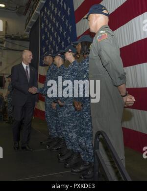 MAYPORT, Floride (7 juin 2017) Florida Gov. Rick Scott accueille les marins à bord du navire d'assaut amphibie USS Iwo Jima (DG 7) pendant un appel mains libres. Gov. Scott a visité le Mémorial Iwo Jima pour présenter la Médaille du Mérite de la Floride à l'Aviation maître de Manœuvre (fossiles) 3e classe Andrew Miller et David Airman Barba, qui ont fourni de l'aide aux victimes de l'attentat de Times Square le 18 mai. Banque D'Images