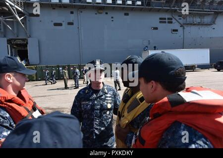 NORFOLK, Virginie (1 juin 2017) Master Chief Petty Officer de la Marine (MCPON) Steven S. Giordano parle avec les marins affectés au navire d'assaut amphibie USS Kearsarge (DG 3). Giordano a visité diverses commandes à Norfolk, en Virginie et a mené toutes les mains-d'appels. La Marine américaine Banque D'Images