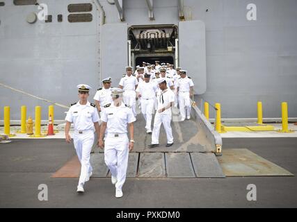 3 Mayport, Florida (2 juin 2017) marins affectés à la marine péruvienne navire de formation BAP Unión (BEV 161) quitter le navire d'assaut amphibie USS Iwo Jima (DG 7) après une visite du navire. Iwo Jima récemment revenu d'effectuer des opérations de routine en mer et un onload de munitions en vue de leur prochain déploiement. Banque D'Images