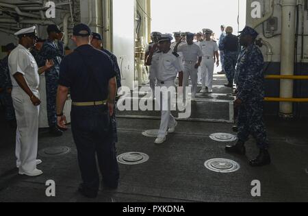 MAYPORT, Floride (2 juin 2017) marins affectés à la marine péruvienne navire de formation BAP Unión (BEV) 161 traverser la dunette du navire d'assaut amphibie USS Iwo Jima (DG 7) pour une visite du navire. Iwo Jima récemment revenu d'effectuer des opérations de routine en mer et un onload de munitions en vue de leur prochain déploiement. Banque D'Images