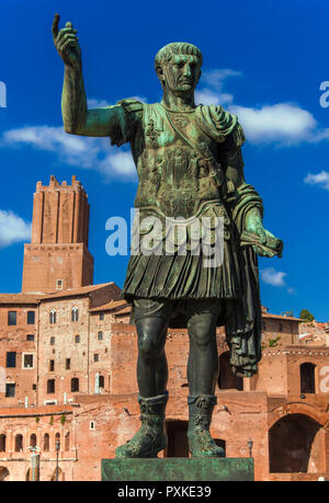 Caesar Augustus Trajan, empereur de la Rome antique. Statue en bronze avec des Forums Impériaux ruines et tour de la Milice et de ruines dans l'arrière-plan Banque D'Images