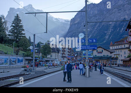 La gare de Grindelwald en début de matinée, avec le Wetterhorn derrière Banque D'Images