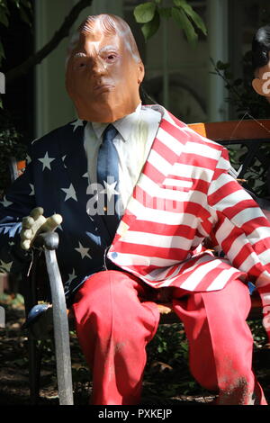 Décorations Halloween inhabituelle montrant une forte volonté politique, tout en présentant l'intérêt politicien légendaire président américain Donald tout en restant assis sur un banc. Banque D'Images