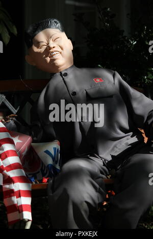 Décorations Halloween inhabituelle montrant une forte volonté politique, tout en présentant l'intérêt politicien légendaire dirigeant suprême de la Corée du Nord Kim Jong Un assis sur un banc. Banque D'Images