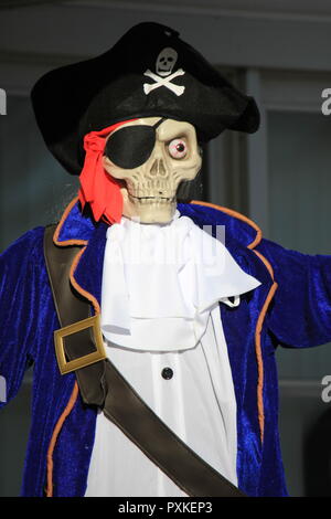 Ghost ship capitaine pirate squelette avec un cache et un uniforme de capitaine comme une décoration d'Halloween affiché sur une pelouse. Banque D'Images