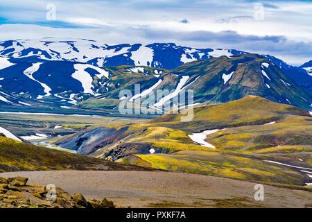 View of beautiful Icelandic landscape in summer season at Landmannalaugar in Highlands of Iceland Banque D'Images
