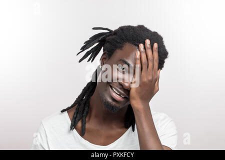 African American man avec des dreadlocks faisant geste facepalm Banque D'Images