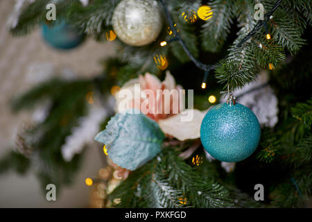 Les jouets de Noël sur l'arbre de Noël avec un angle fermer Banque D'Images