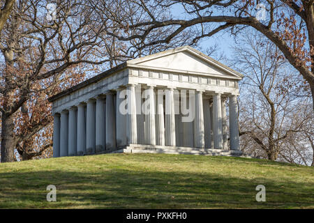 Le Mausolée de Lowry-Goodrich dans le cimetière Lakewood à Minneapolis, Minnesota, est une réplique du Parthénon à Athènes, Grèce. Banque D'Images