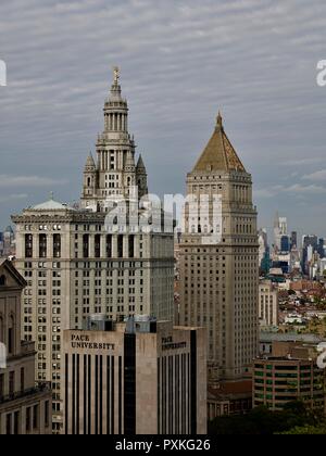 Vue sur les toits de la ville de New York, Manhattan, y compris l'hôtel de ville, NY, USA. Banque D'Images