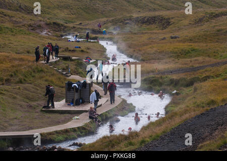 Eaux thermales en Islande. La rivière 'chaud', dans les montagnes derrière Hveragerdi. Le sud de l'Islande Banque D'Images