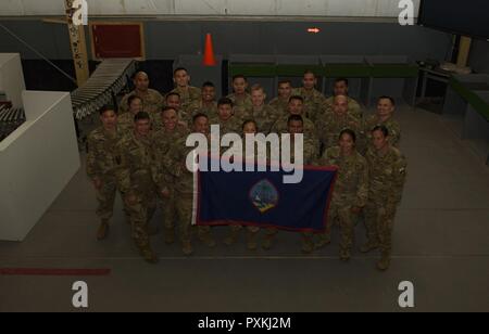 Soldats affectés à la 368e Compagnie de Police militaire du détachement, 5, de Guam posent pour une photo sur l'aérodrome de Bagram, en Afghanistan, le 7 juin 2017. Au cours des neuf derniers mois, ces soldats ont servi comme le général John Nicholson's sécurité personnelle, responsable de la sécurité et le bien-être de lui et son personnel. Nicholson est le commandant de l'appui résolu et les forces américaines en Afghanistan. Banque D'Images